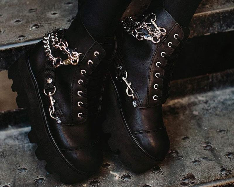 T.U.K. Footwear 7-øyet kjede og stropp dino lug boot svart fottøy kvinner 246X204